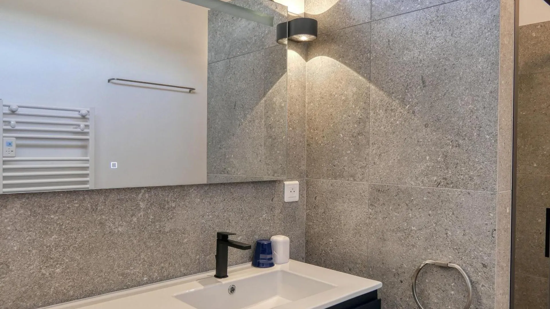 Mas De Luxe A Menerbes : 5 Ch, Piscine Privative, Clim, Animaux Admis, Parking - Fr-1-708-83 Villa
