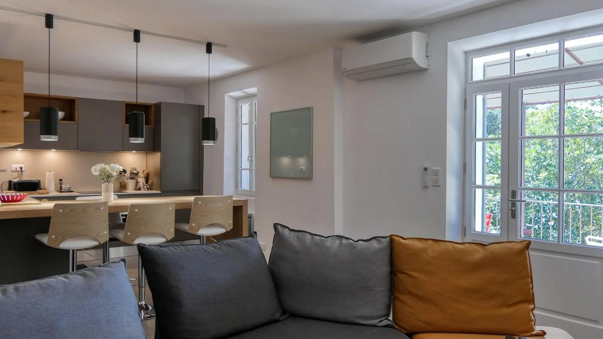 Mas De Luxe A Menerbes : 5 Ch, Piscine Privative, Clim, Animaux Admis, Parking - Fr-1-708-83 Villa 0*,